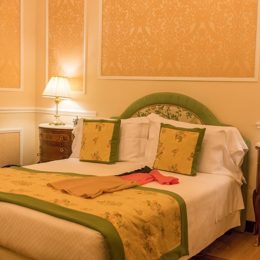 호텔 베르니니 팰리스 피렌체 외부 사진 A bedroom at the hotel