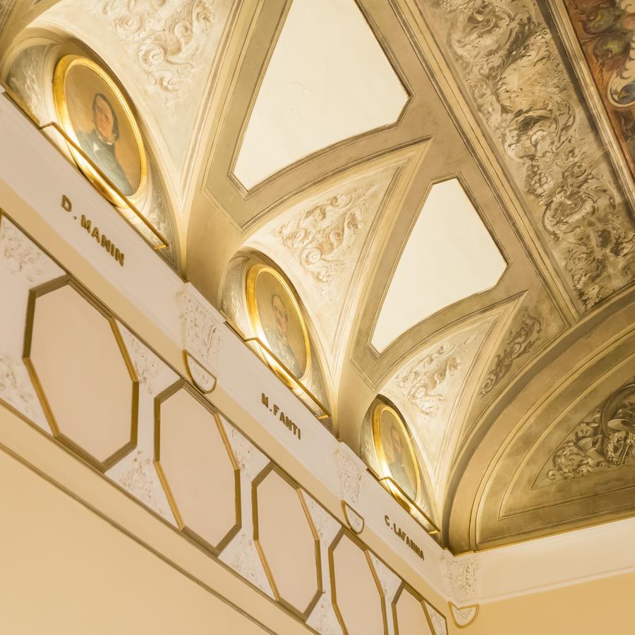 호텔 베르니니 팰리스 피렌체 외부 사진 The ceiling of the main hall