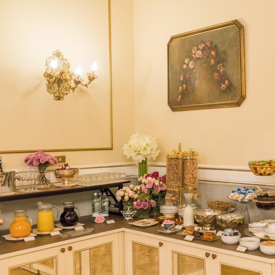 호텔 베르니니 팰리스 피렌체 외부 사진 A typical afternoon tea at the Ritz