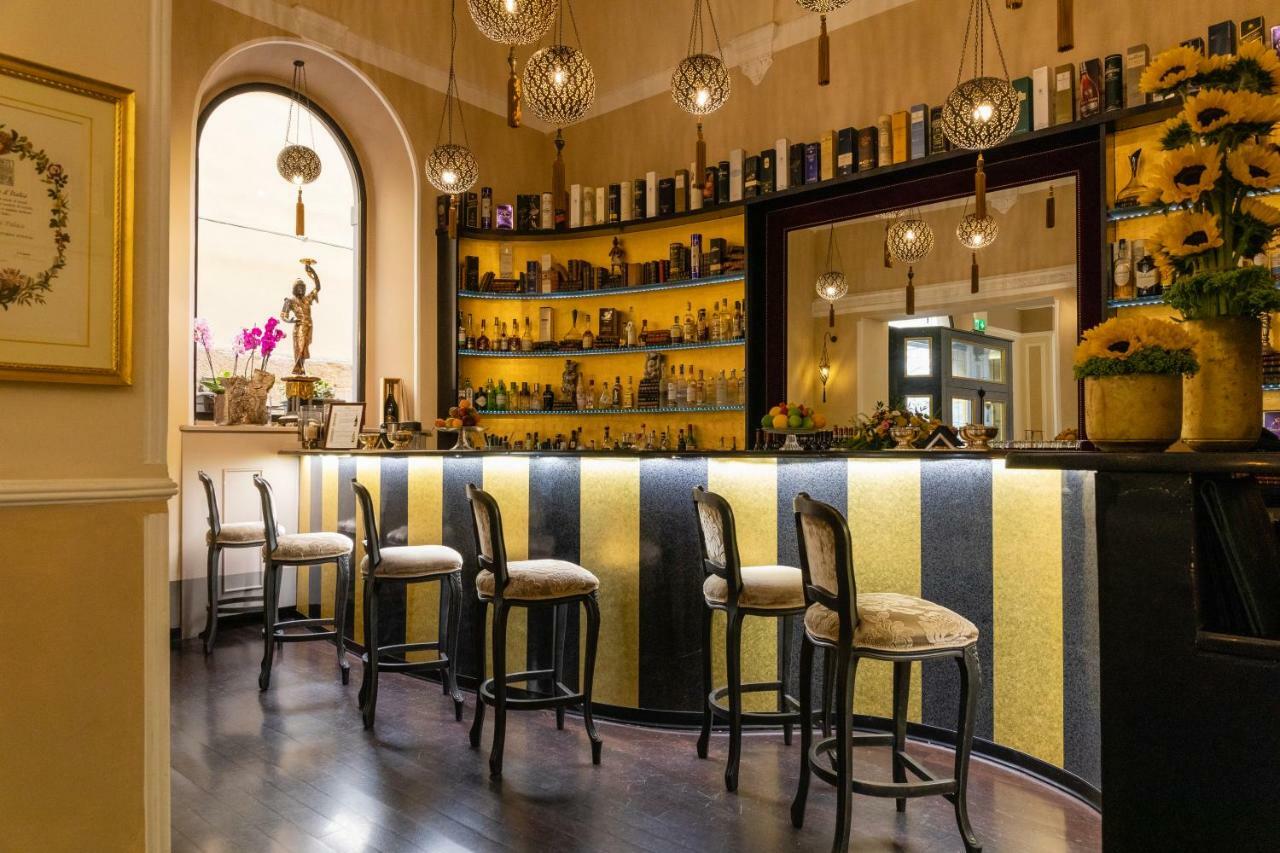 호텔 베르니니 팰리스 피렌체 외부 사진 The bar at the hotel